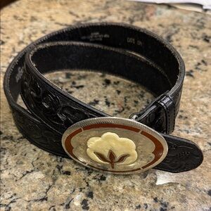 Wrangler Black Leather Belt with unique Cotton plant adorned silver Buckle EUC